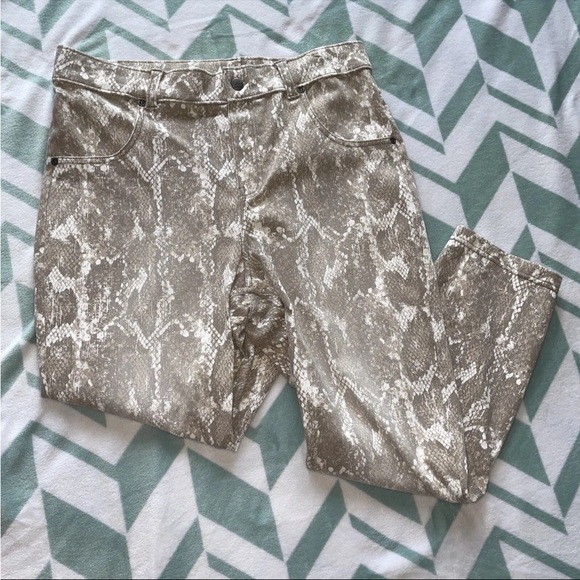 HUE Women's High Rise Denim Capri Legging - Taupe - Faded Python - NWT - Medium - Picture 9 of 14